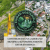 Gráfico de Ciudad Sostenible sobre la mitigación de riesgos en el desarrollo urbano, que contrasta una excavadora trabajando en la construcción de una ladera escarpada con una zona residencial ya urbanizada.